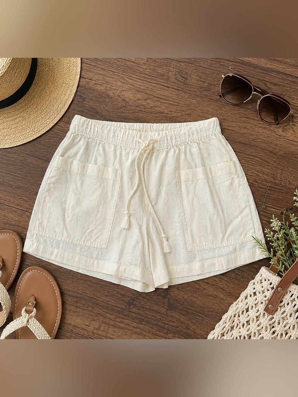 NWT Universal Thread Cream Textured Drawstring Pull-On Shorts Size Small